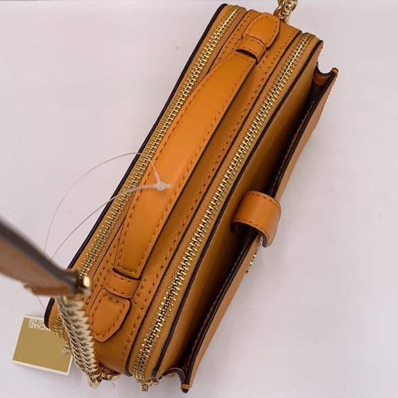 MICHAEL KORS JET SET ITEM MEDIUM DOUBLE ZIP PHONE XBODY HONEYCOMB COLOR
NWT - Picture 8 of 16